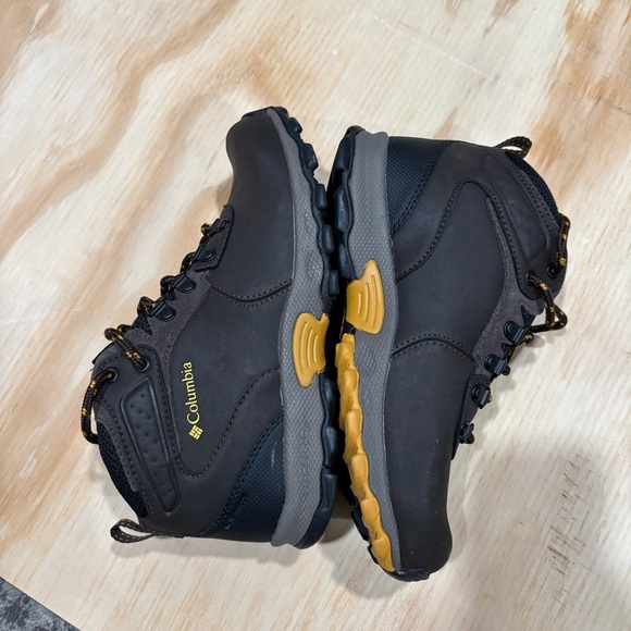 Columbia Omni Grip Hiking Boot size 5 Boys - Like New - Picture 2 of 6